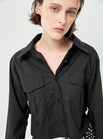 Áo sơ mi mang phong cách tối giản và hiện đại, với phom dáng croptop nhẹ