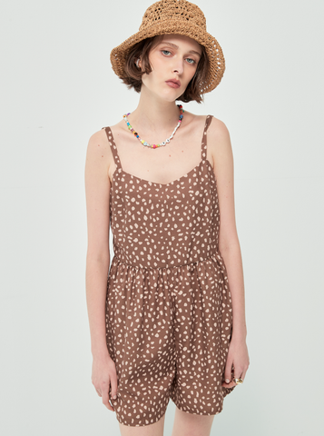 Jumpsuit ngắn, dáng suông nhẹ, có phần thắt eo nhẹ để tạo dáng